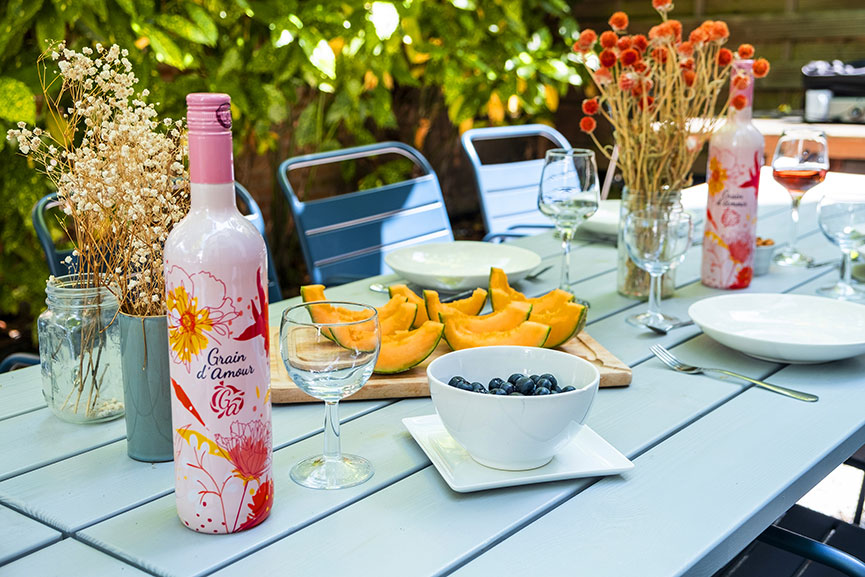 Table d'apéritif avec une bouteille de Grain d'amour